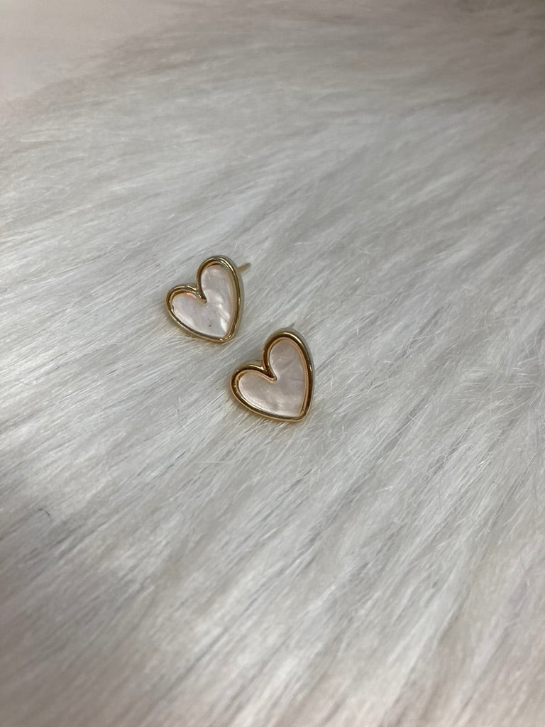 Pearl Heart Oorstekers – Gouden Hartjes met Parelmoerglans
