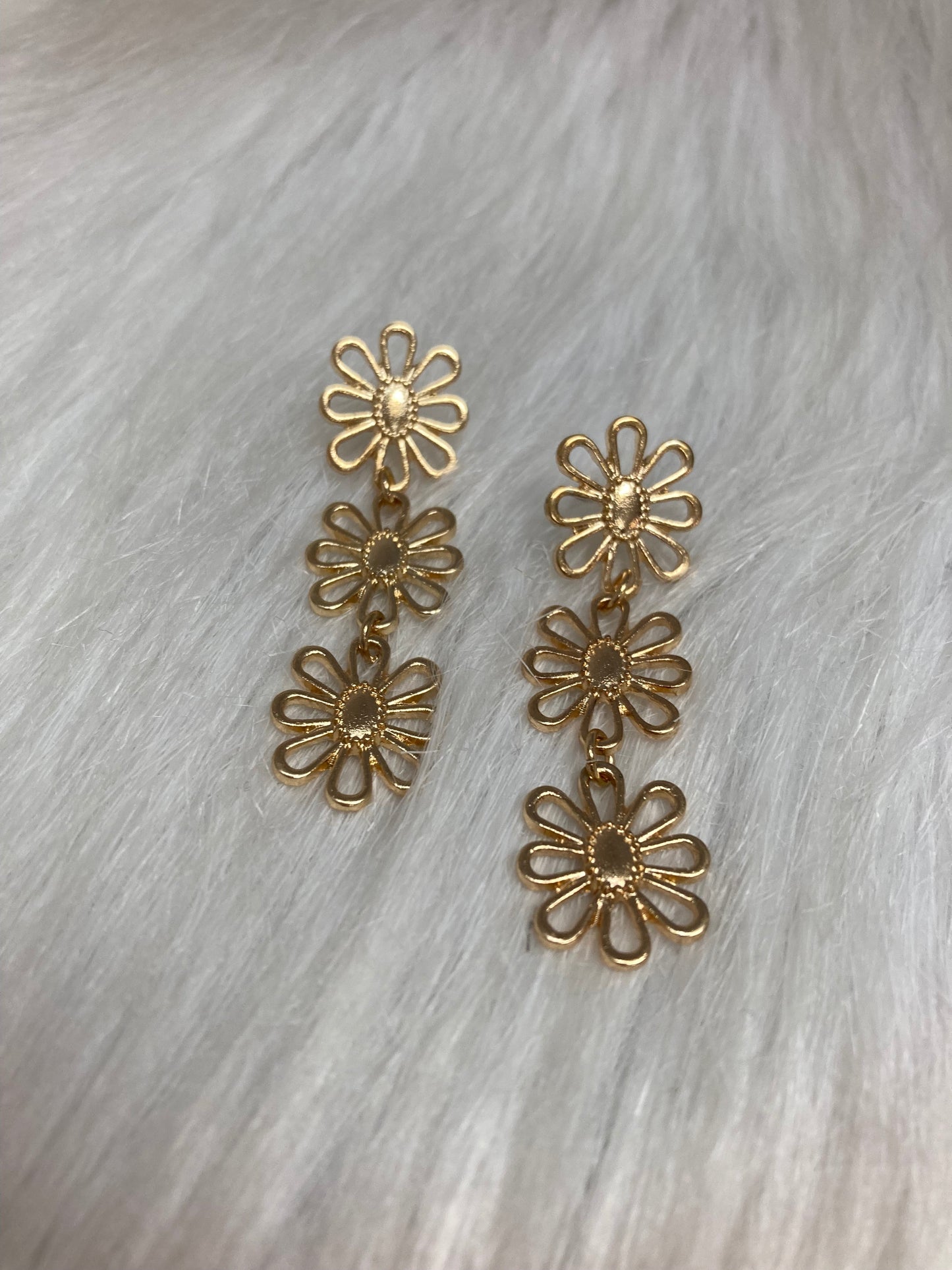 Golden Blossom Oorhangers – Drie Bloemen Luxe Goud