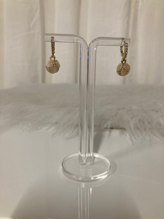 Créoles Fleur de Perle – Boucles d'oreilles dorées avec fleur en perle