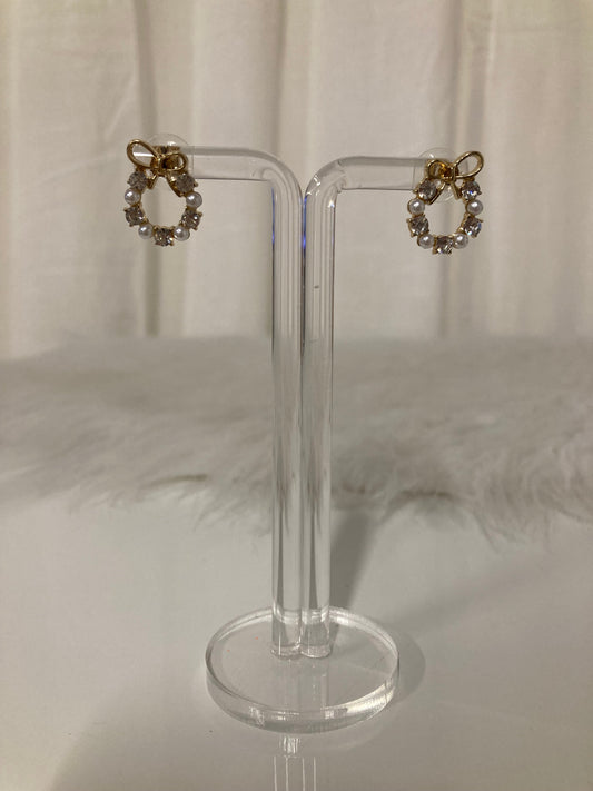 Pearl Bow Wreath Oorbellen – Gouden Strik met Parels & Kristallen