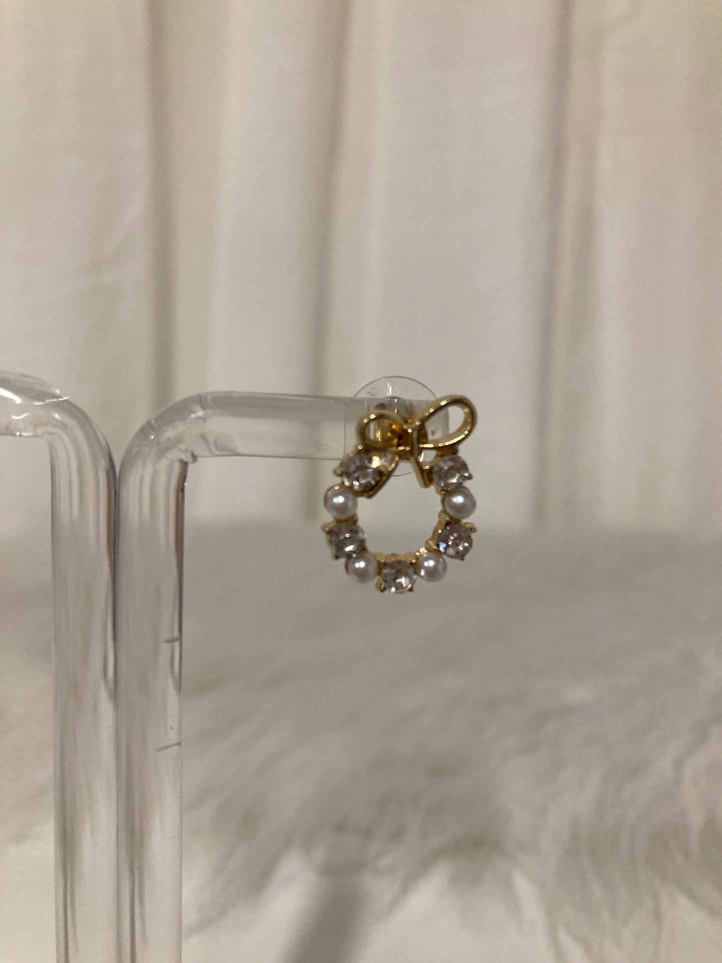 Pearl Bow Wreath Oorbellen – Gouden Strik met Parels & Kristallen
