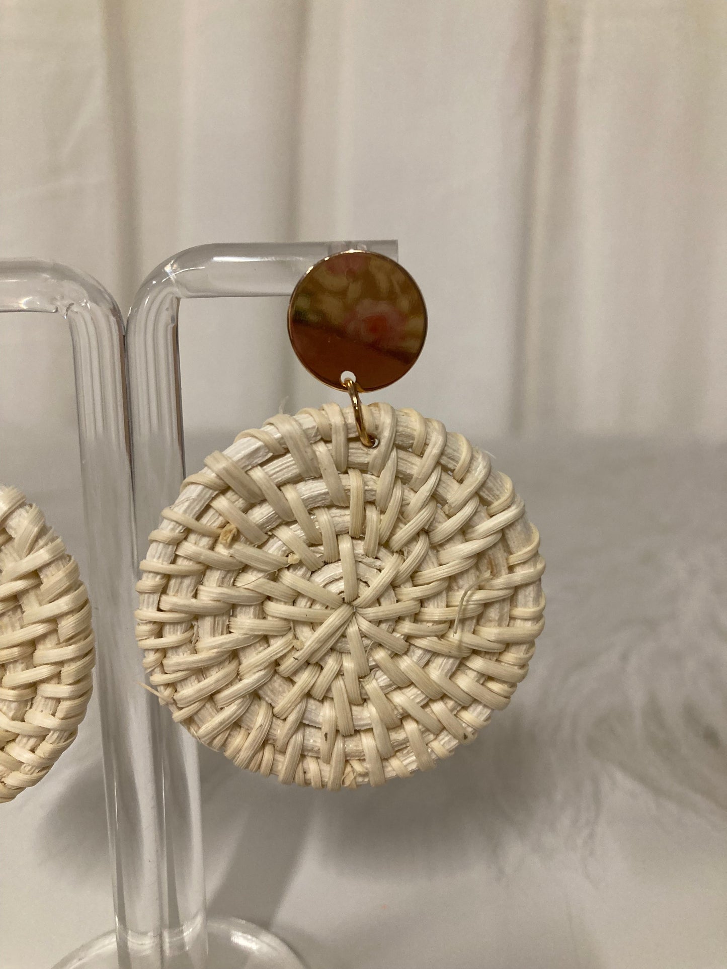 Ibiza Pearl White Rattan Oorbellen – Boho Chic Statement