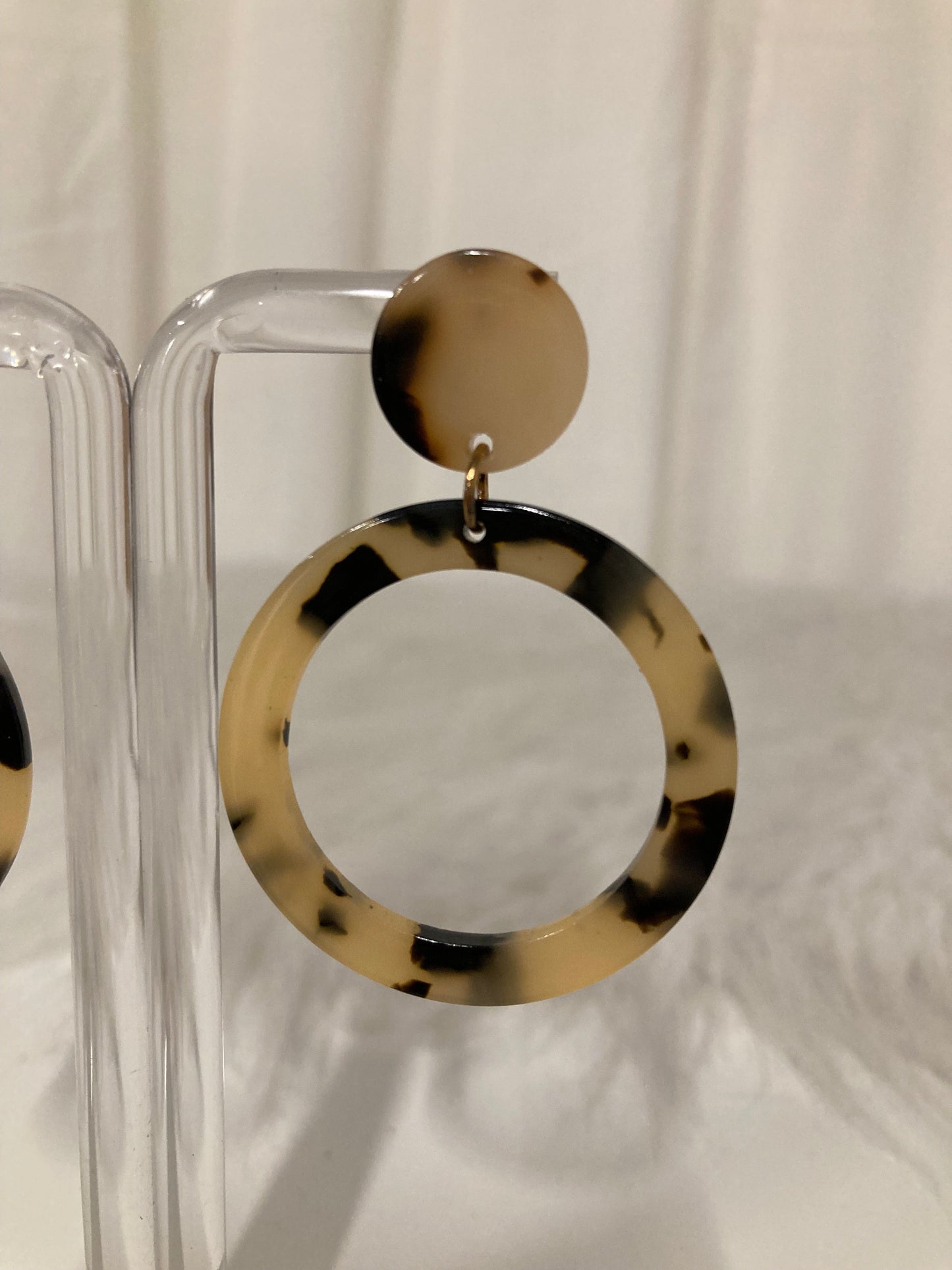 Monaco Tortoise Hoops – Beige Statement Oorbellen