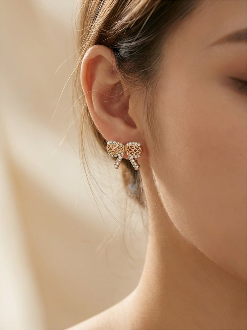 Boucles d'oreilles clous en cristal rosé – Nœud doré avec zircone cubique