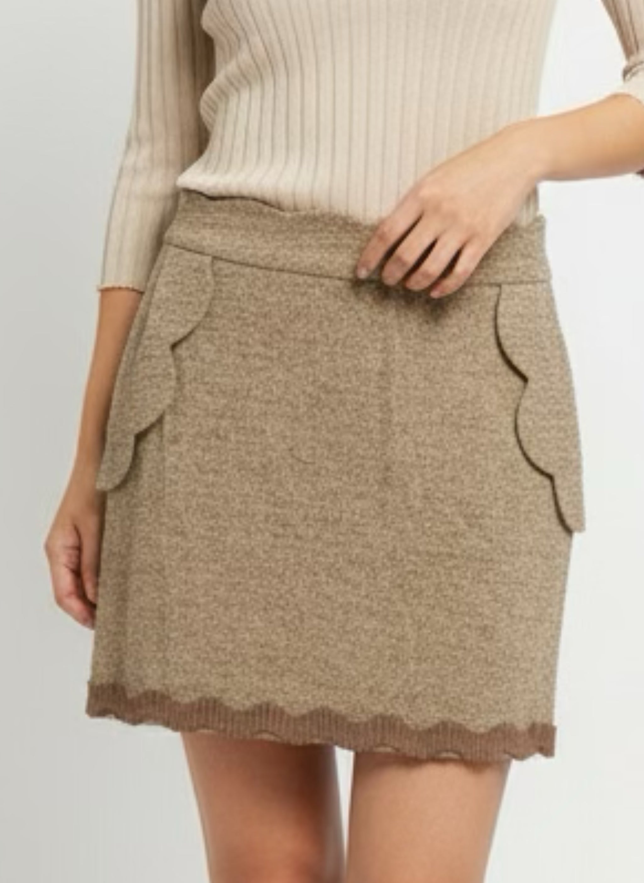 Beige skirt lined in wool with pockets