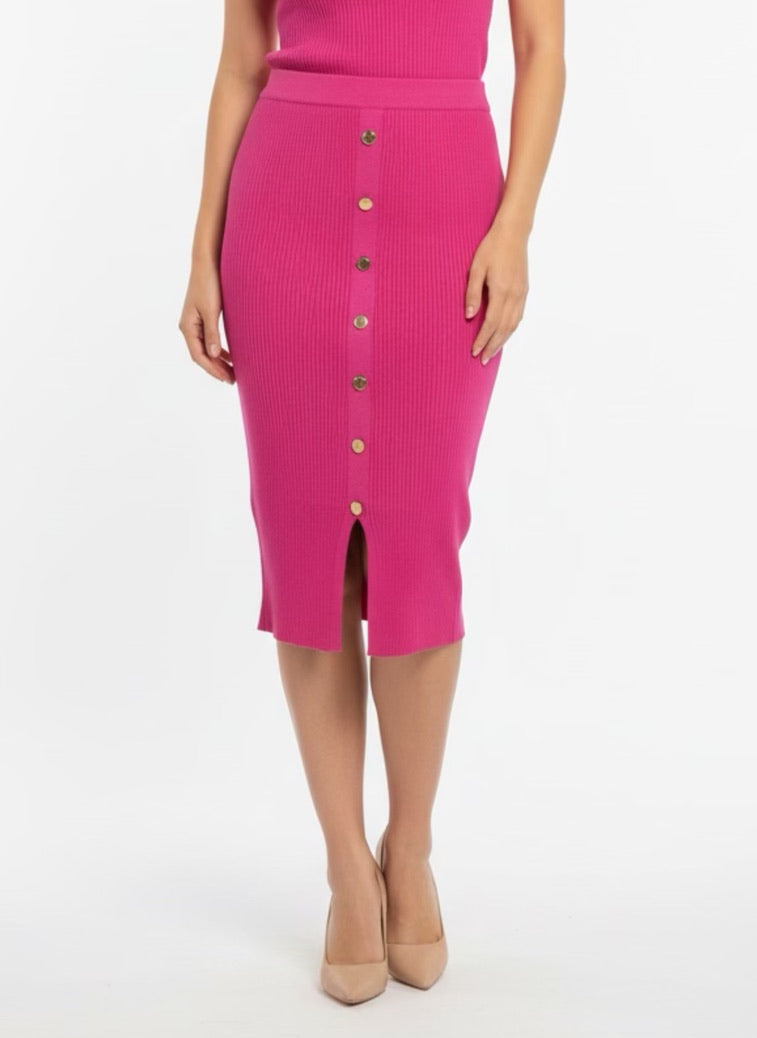 Fuchia ribbed knit buttoned at the front