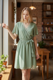Sienna Sage Jurk – Elegante Wikkeljurk met Kant en Taillelint