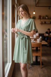 Sienna Sage Jurk – Elegante Wikkeljurk met Kant en Taillelint
