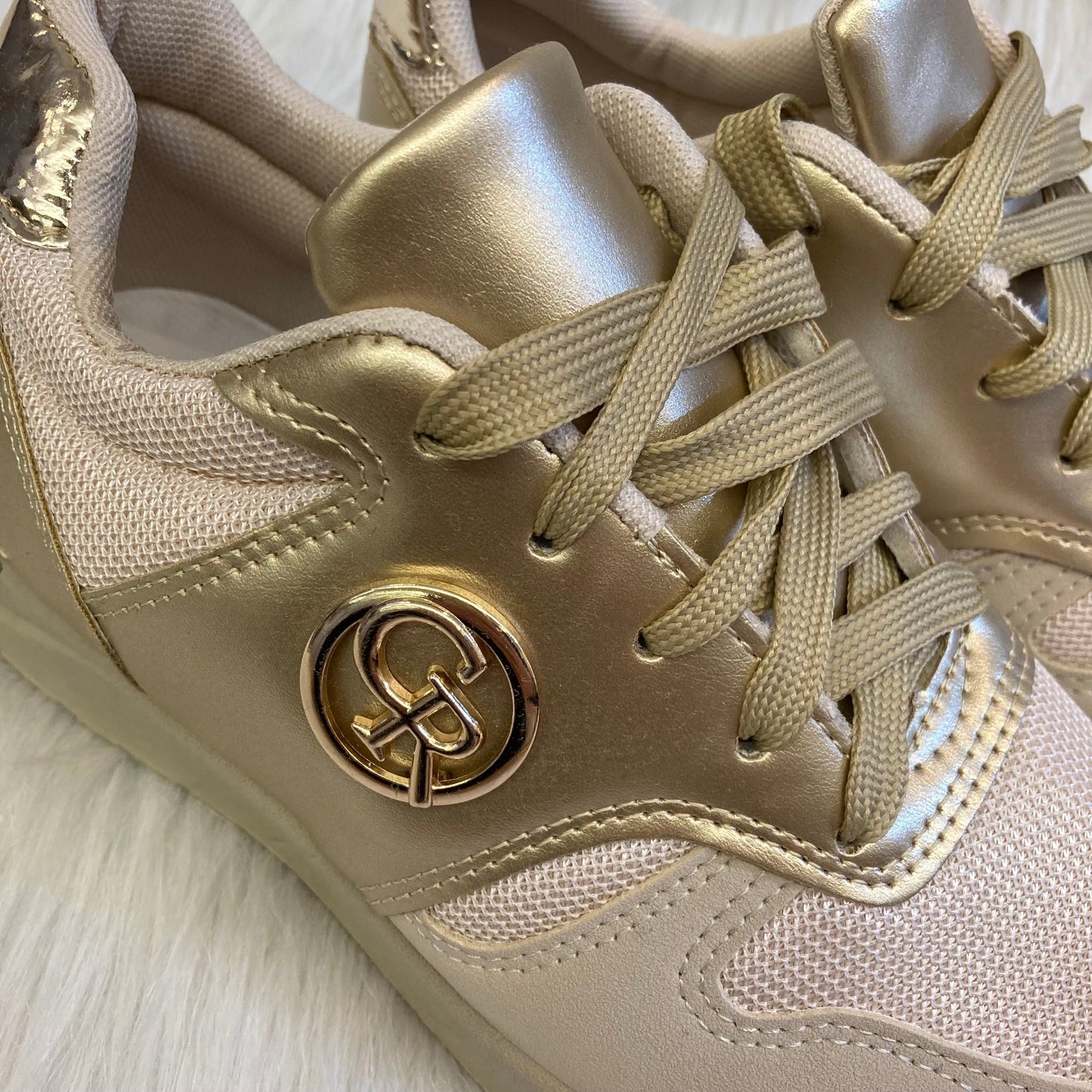 Mulanka Beige & Gouden Dames Sneaker – Comfortabele Fashion Sneaker met Gouden Details
