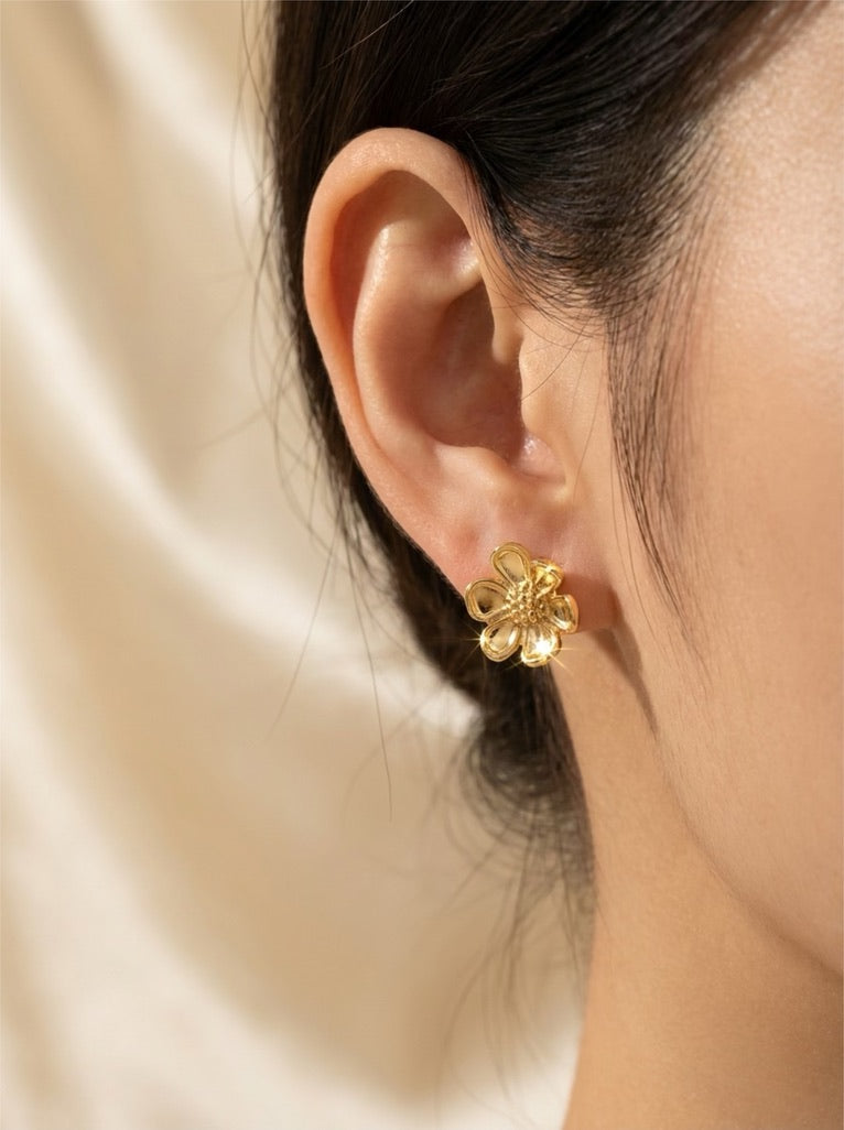 Golden Daisy Oorstuds – Bloemoorbellen Goud