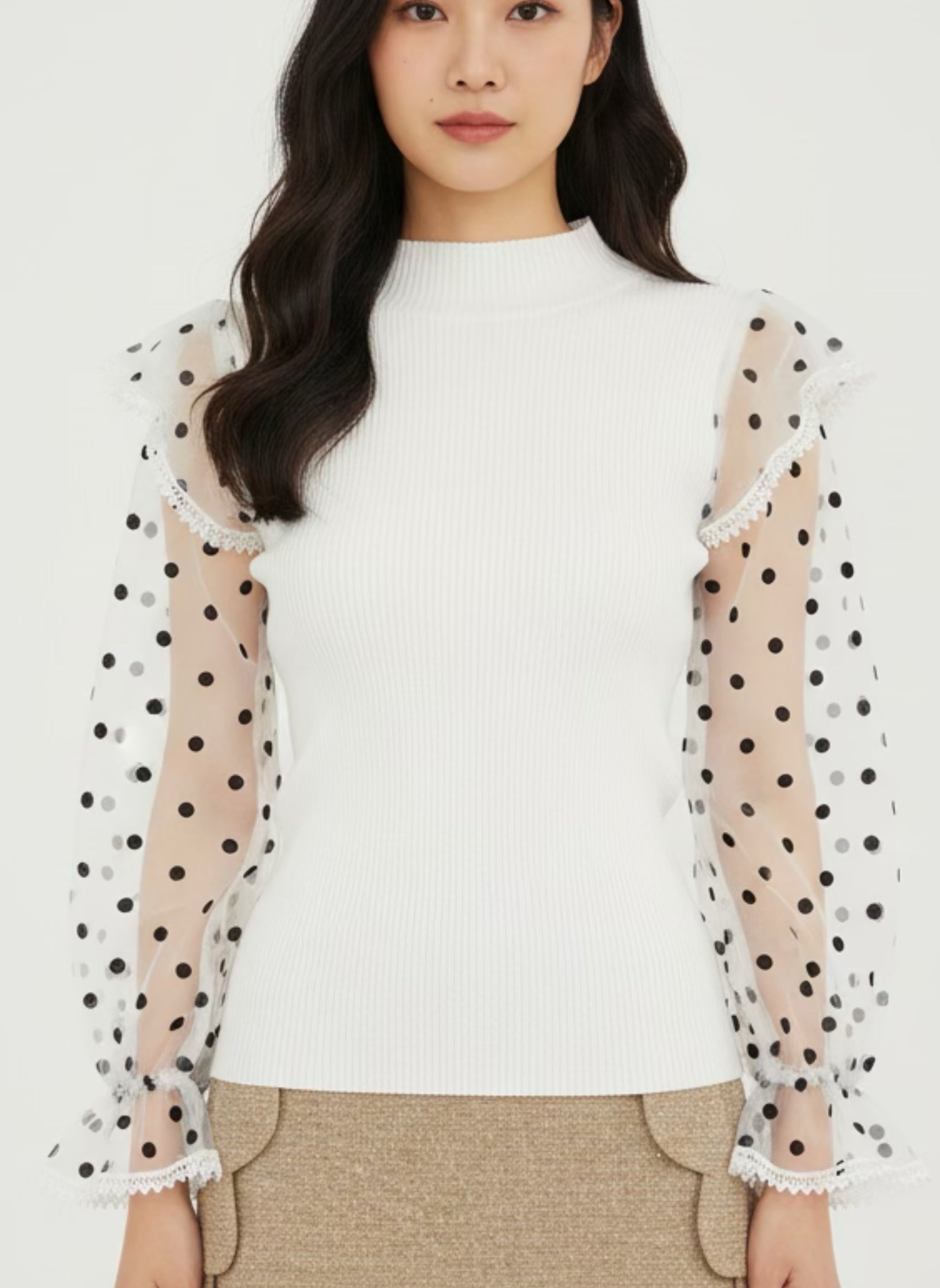 White ribbed sweater with puff sleeves in plumetis tulle