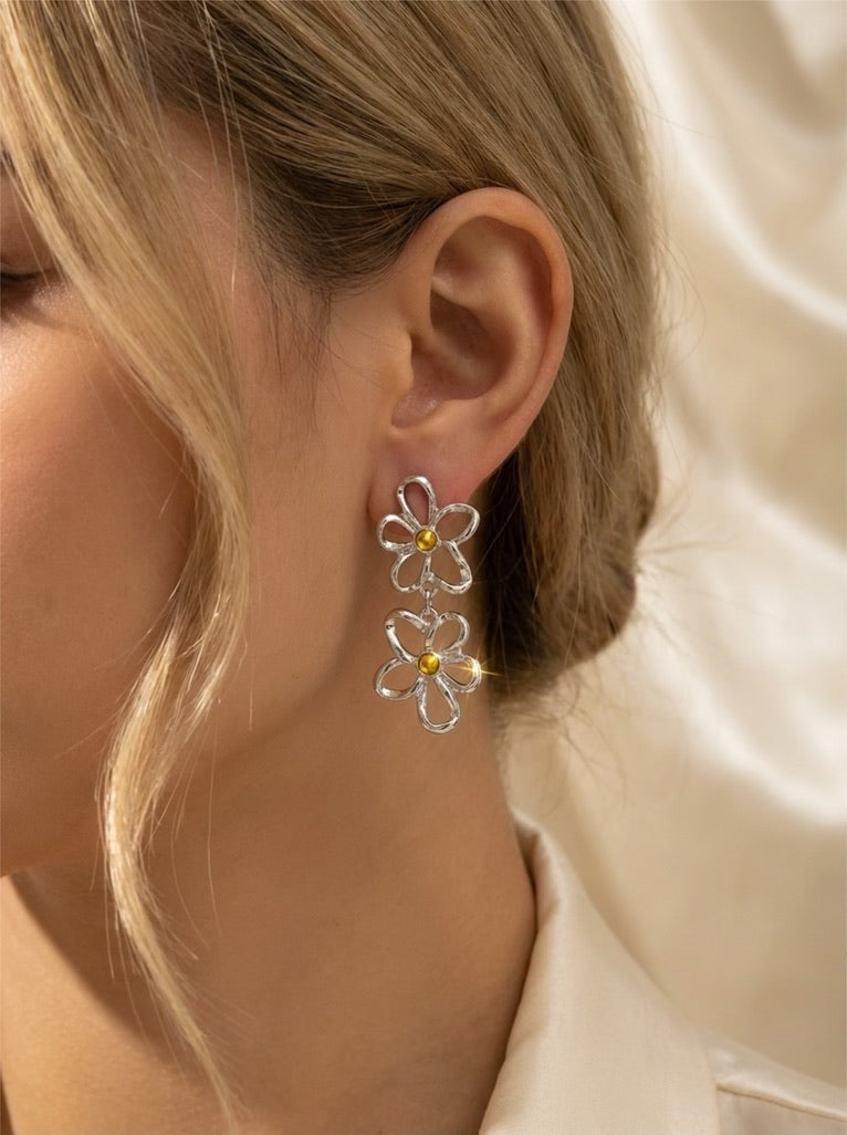 Oorbellen silhouette bloem met steentjes zilver