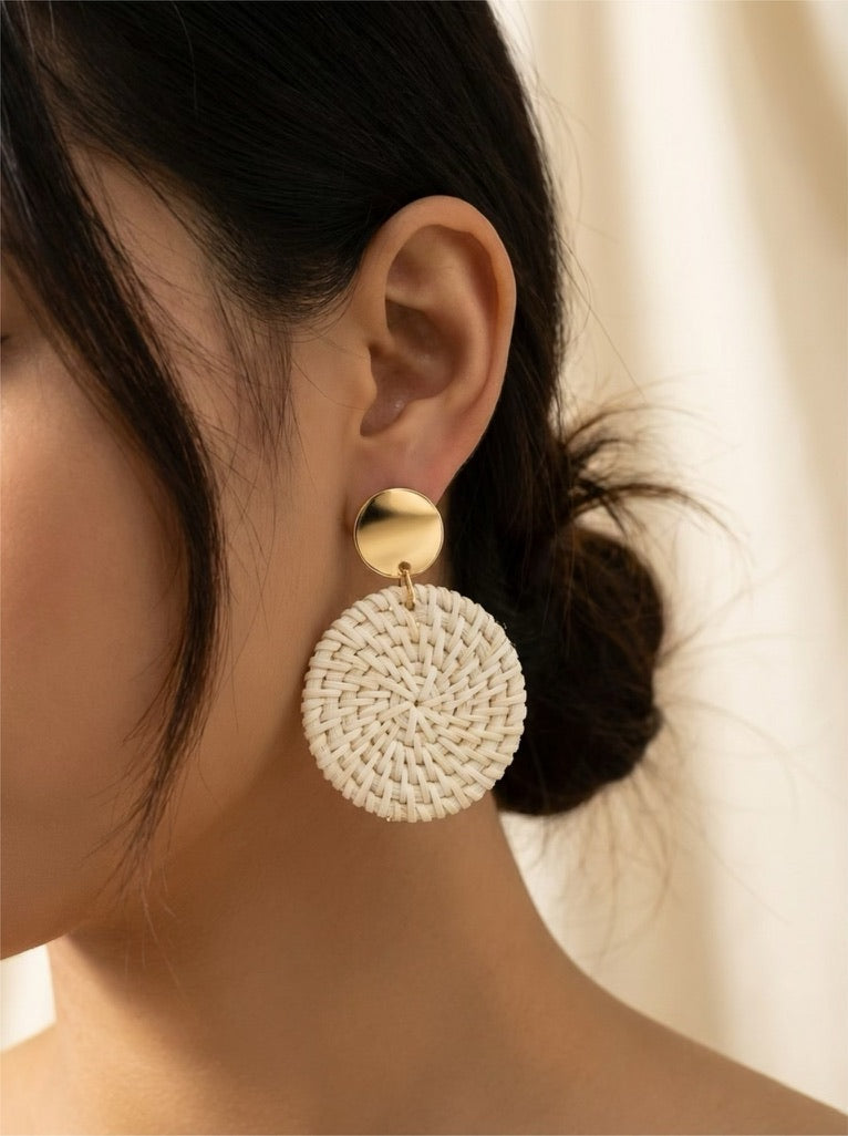Boucles d'oreilles en rotin blanc perle Ibiza – Style Bohème Chic Affirmé
