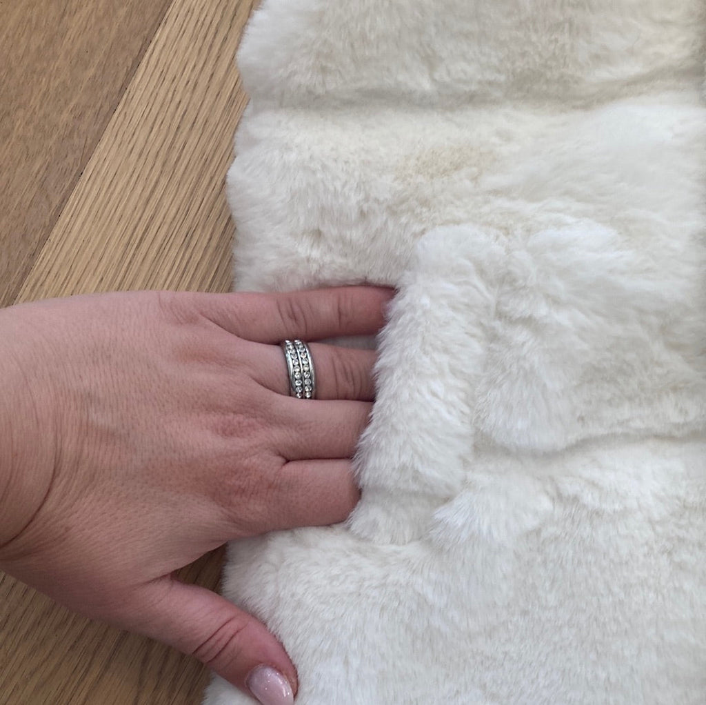 Fluffy bodywarmer creme