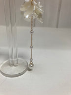 Oorhanger bloem met imitatieparel wit