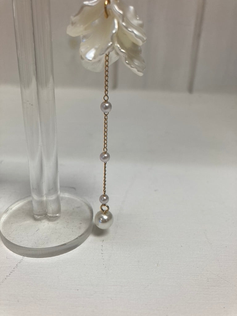 Oorhanger bloem met imitatieparel wit