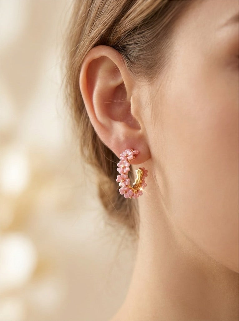 Oorbel ring met kleine bloemetjes roze