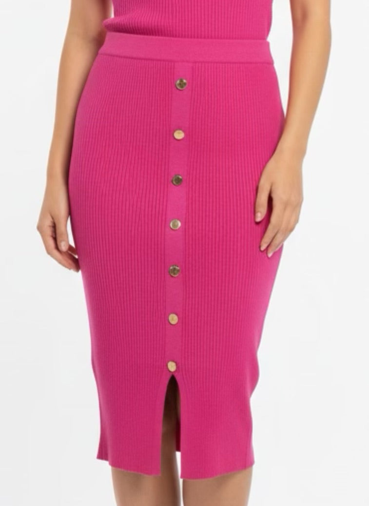 Fuchia ribbed knit buttoned at the front
