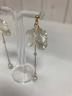 Oorhanger bloem met imitatieparel wit