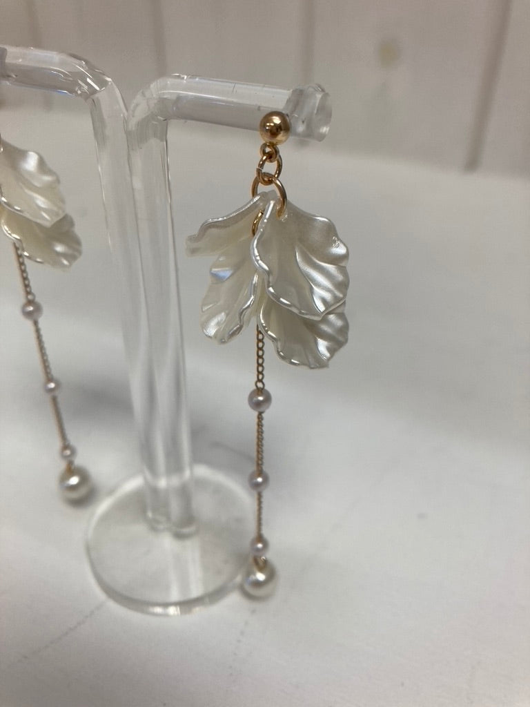 Oorhanger bloem met imitatieparel wit