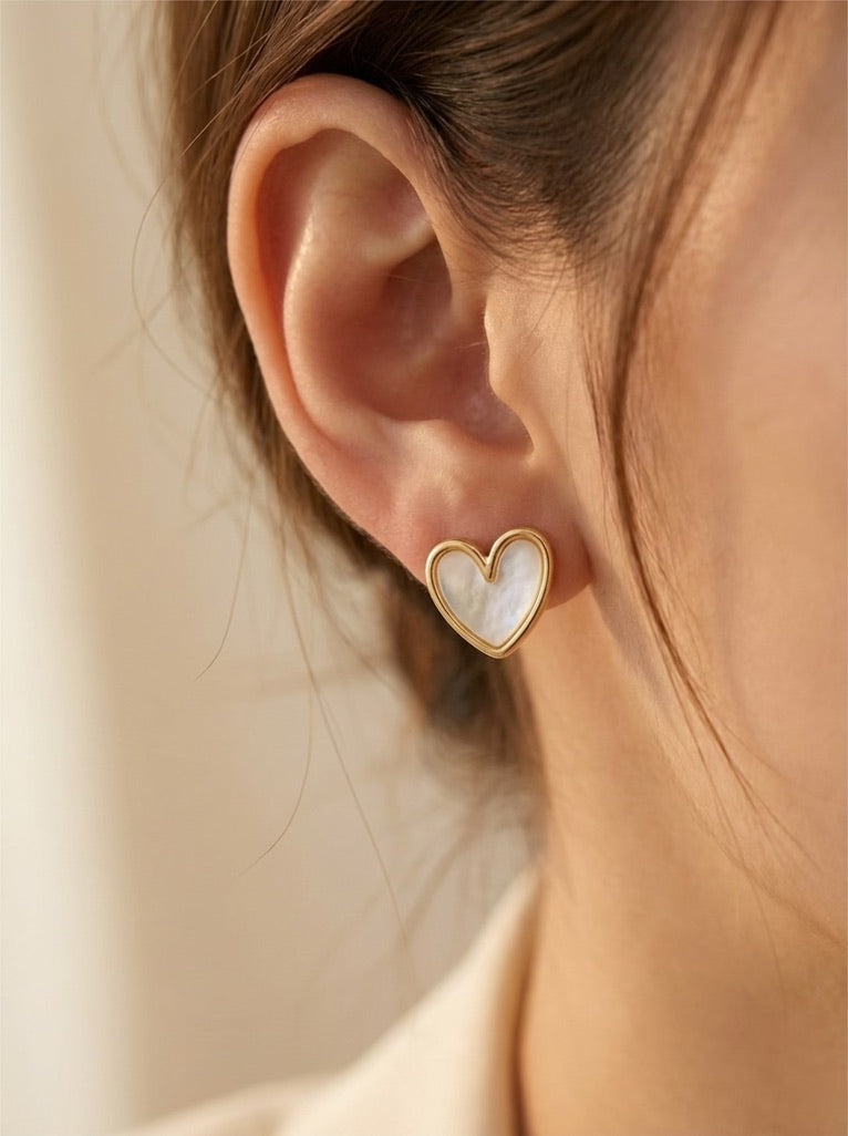 Puces d’oreilles Cœur de Nacre – Petits cœurs dorés au lustre nacré