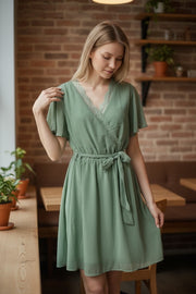 Sienna Sage Jurk – Elegante Wikkeljurk met Kant en Taillelint