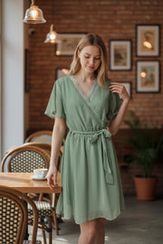 Sienna Sage Jurk – Elegante Wikkeljurk met Kant en Taillelint