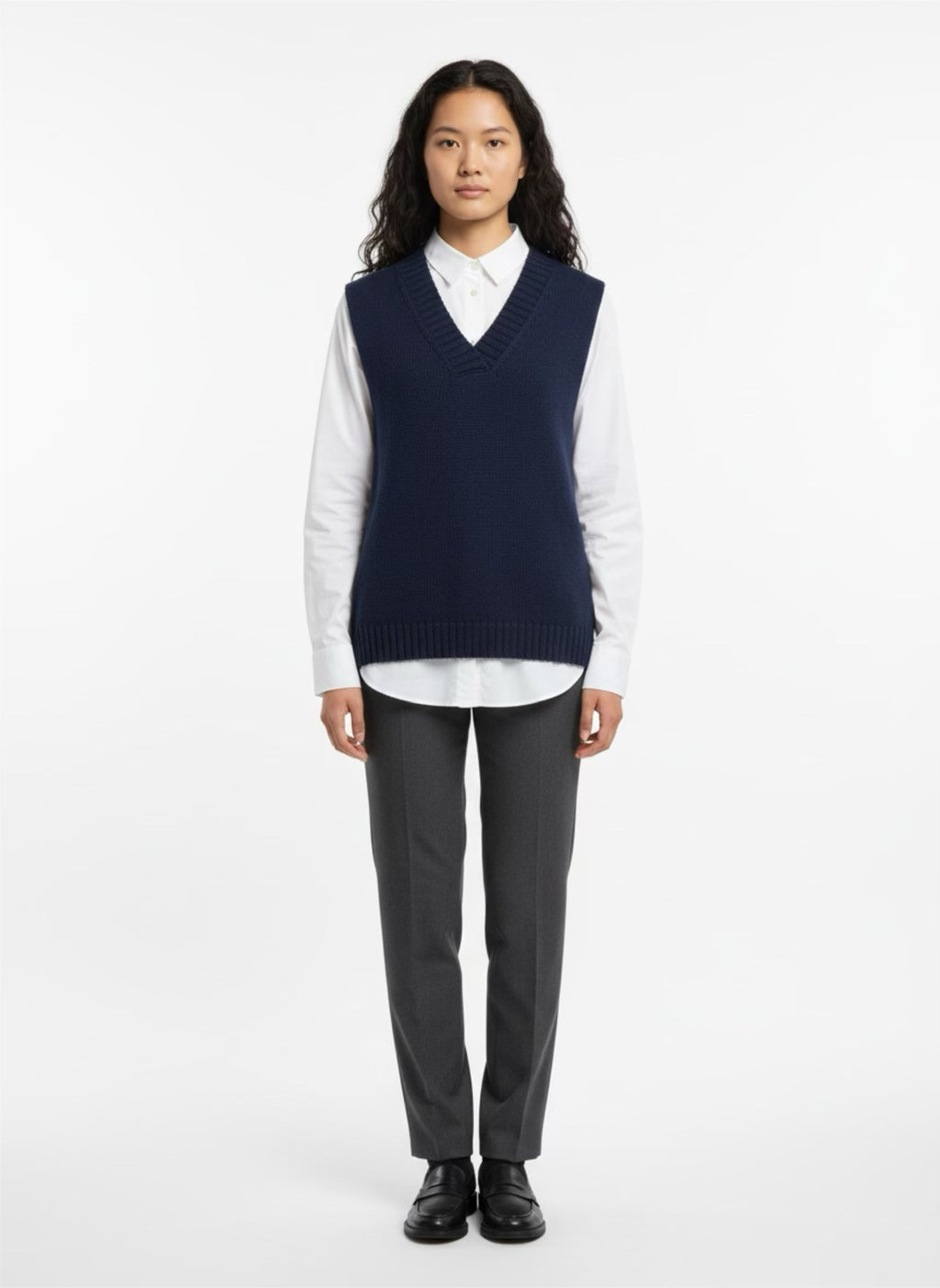 Sleeveless navy sweater in braided knit and v-neck