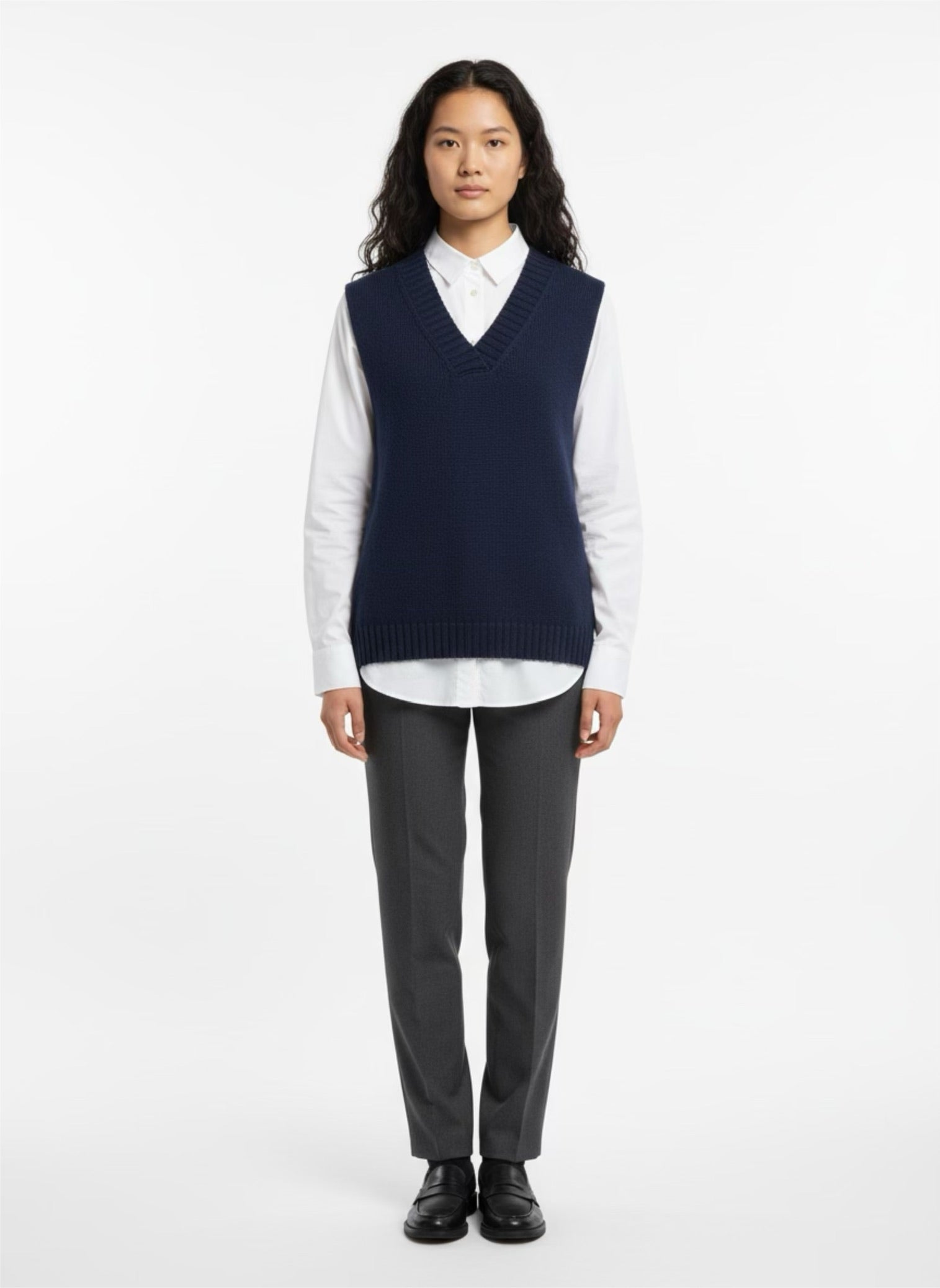 Sleeveless navy sweater in braided knit and v-neck