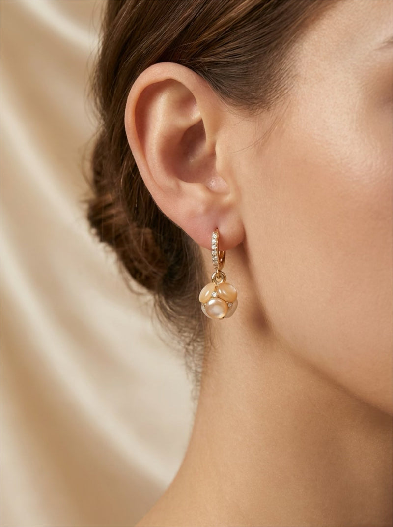 Créoles Fleur de Perle – Boucles d'oreilles dorées avec fleur en perle