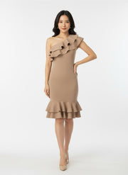 Robe tube asymétrique à volants côtelée beige