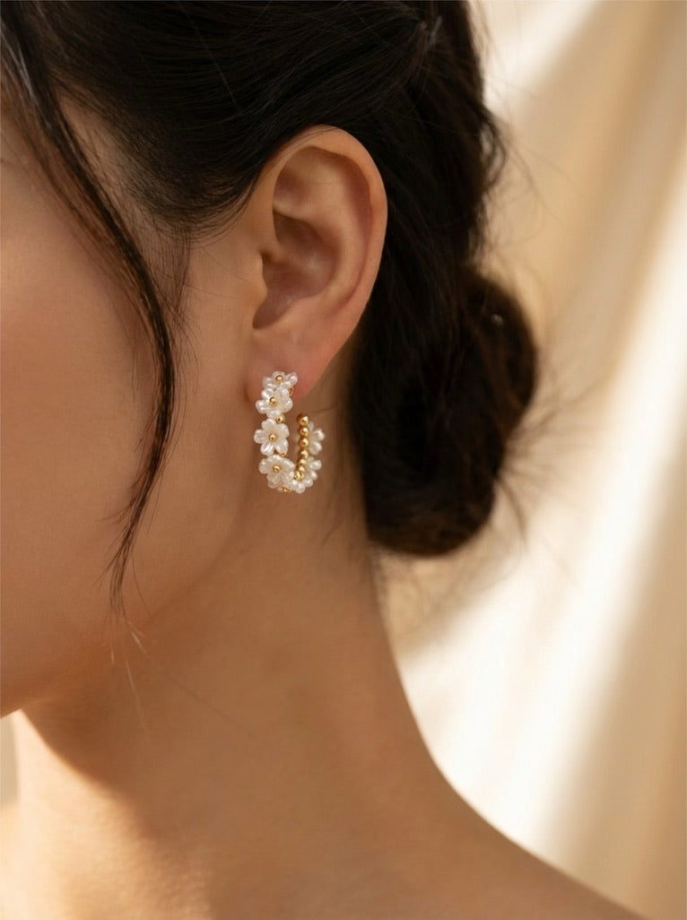 Oorbel ring met kleine bloemetjes wit