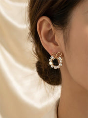 Pearl Bow Wreath Oorbellen – Gouden Strik met Parels & Kristallen