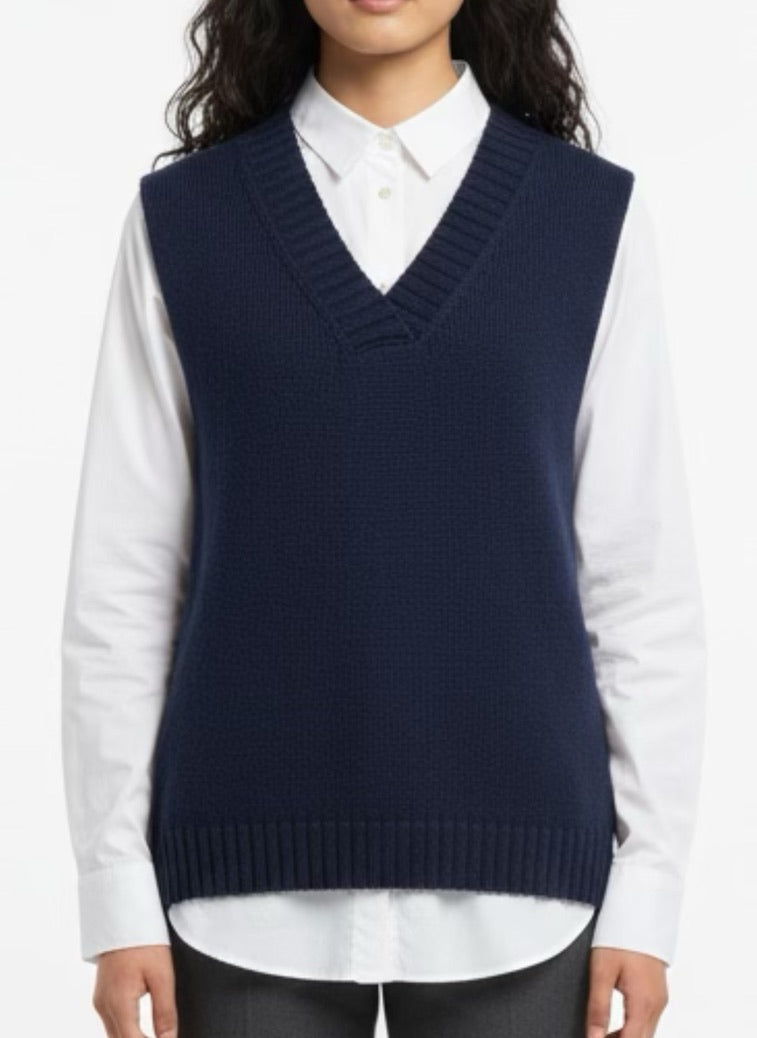 Sleeveless navy sweater in braided knit and v-neck