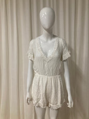 Kilky Witte Korte Jumpsuit met Gouden Strepen en Kant