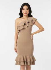 Robe tube asymétrique à volants côtelée beige