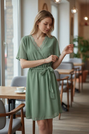 Sienna Sage Jurk – Elegante Wikkeljurk met Kant en Taillelint
