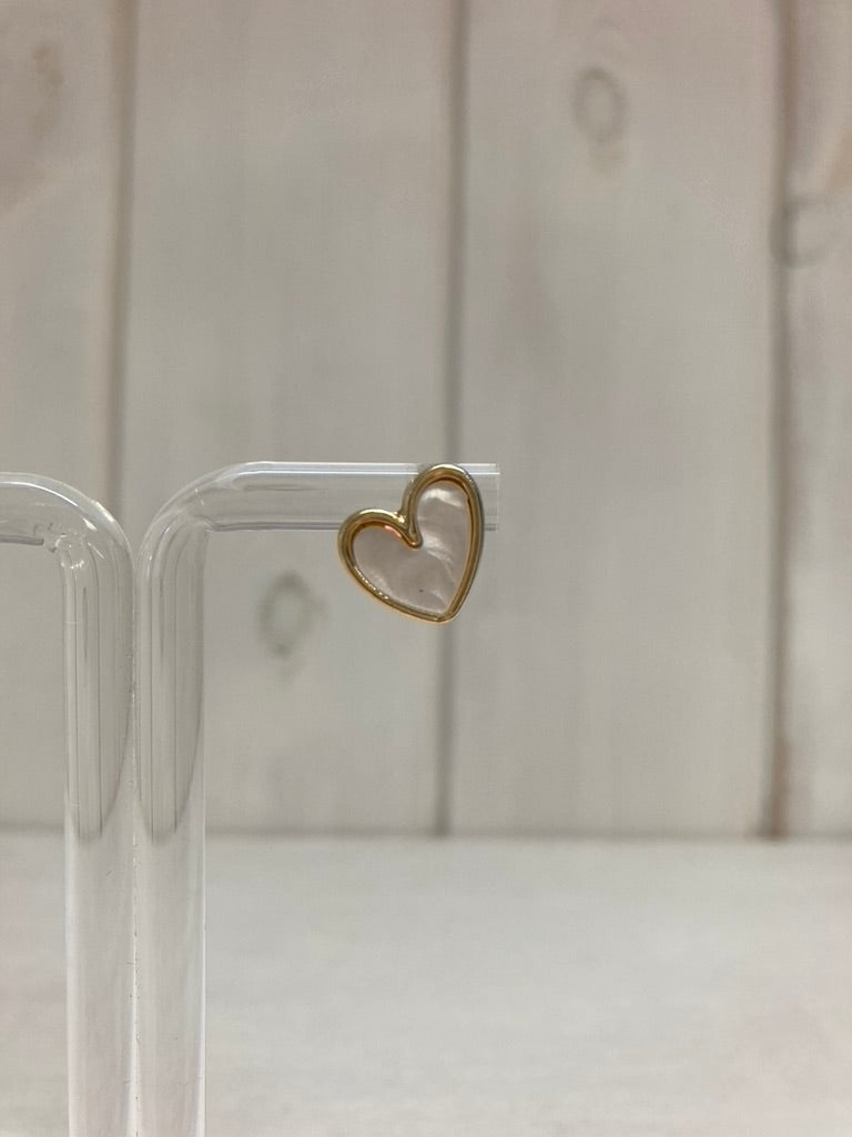Pearl Heart Oorstekers – Gouden Hartjes met Parelmoerglans