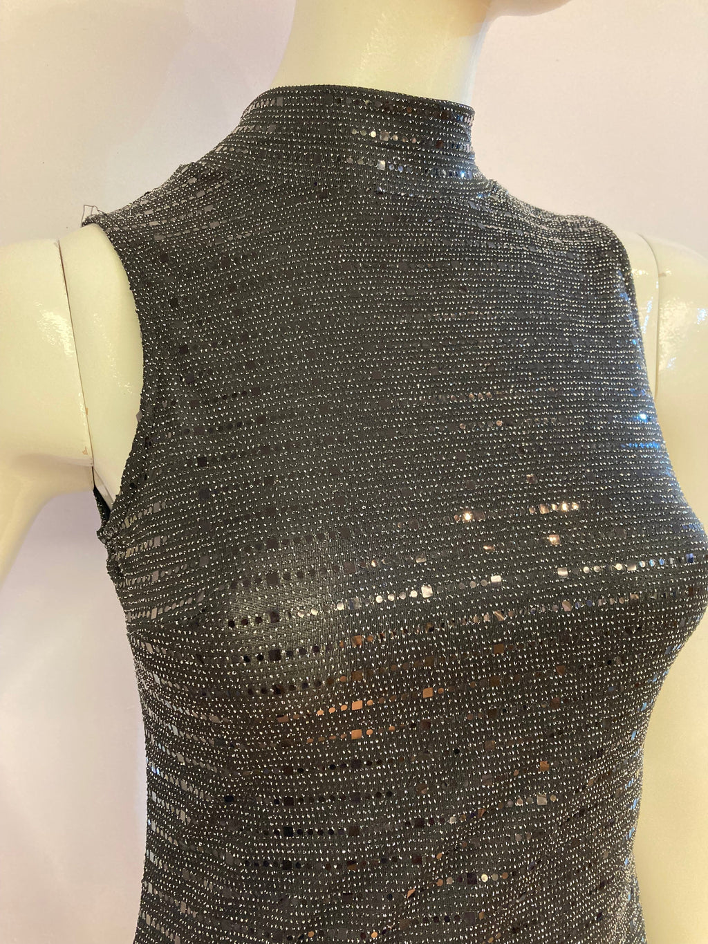 Black cocktail dress with sequins and sleeveless high neck.