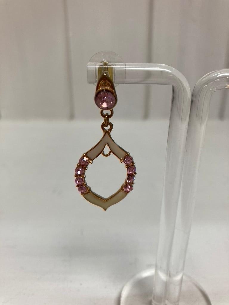 Oorhanger druppel met lichtroze steentjes