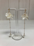 Oorhanger bloem met imitatieparel wit