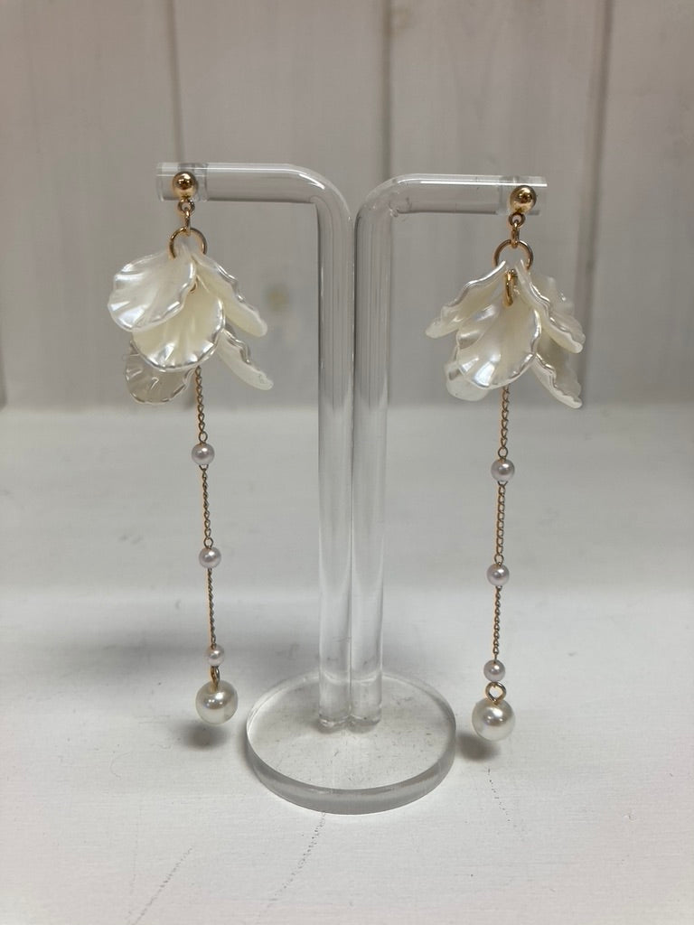 Oorhanger bloem met imitatieparel wit