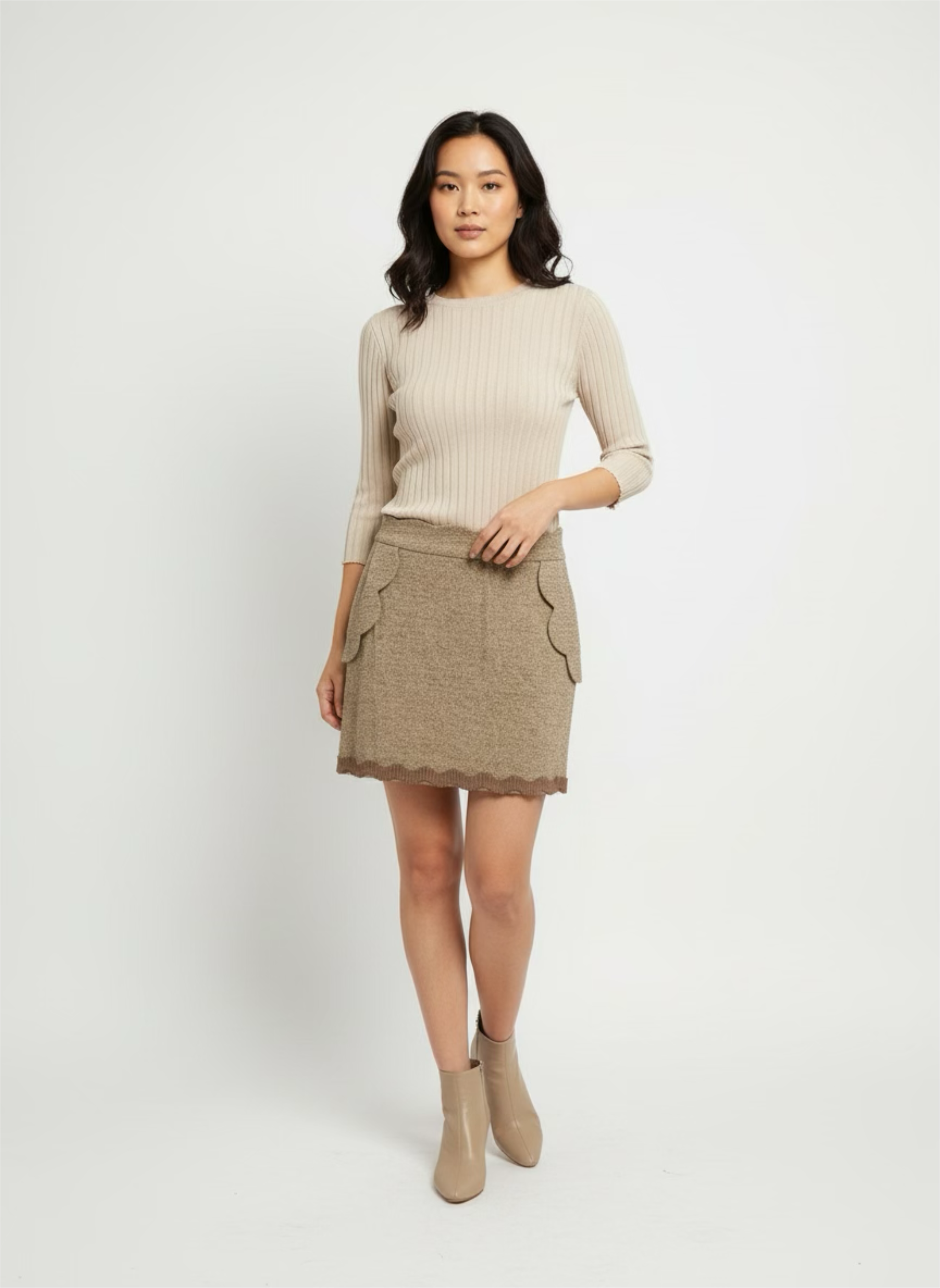 Beige skirt lined in wool with pockets