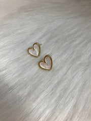 Pearl Heart Oorstekers – Gouden Hartjes met Parelmoerglans