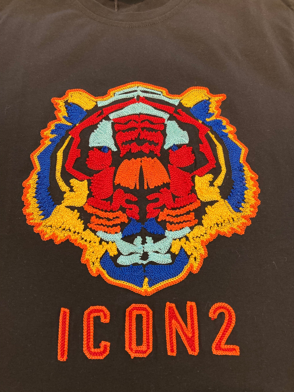 T-shirt zwart met leeuw