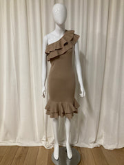 Robe tube asymétrique à volants côtelée beige