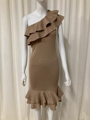 Robe tube asymétrique à volants côtelée beige
