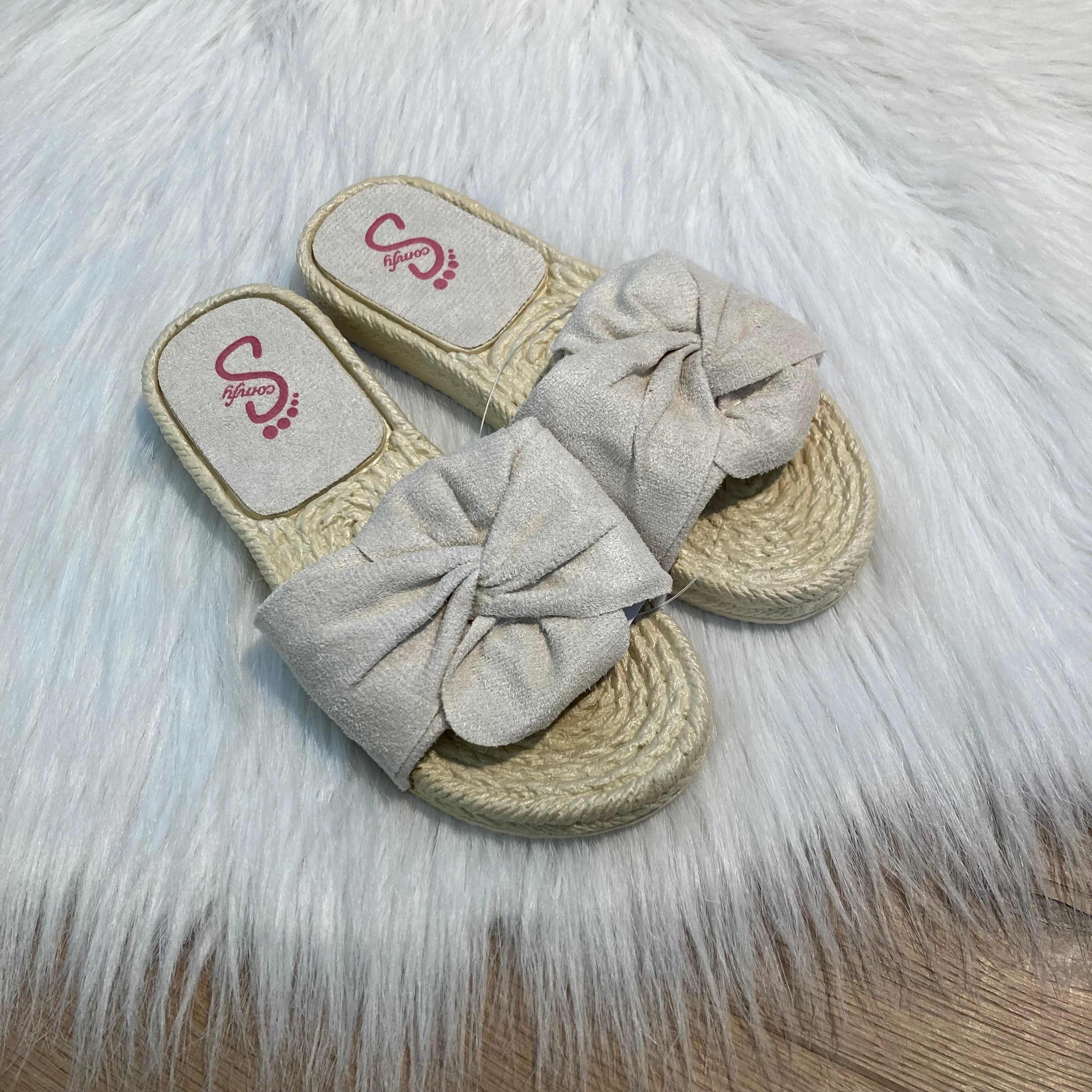 Slippers met strik beige
