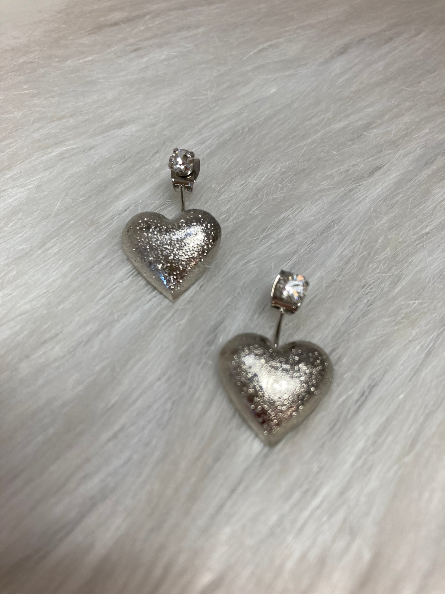 Silver Heart Glow Oorbellen – Luxe Hartjes met Kristal