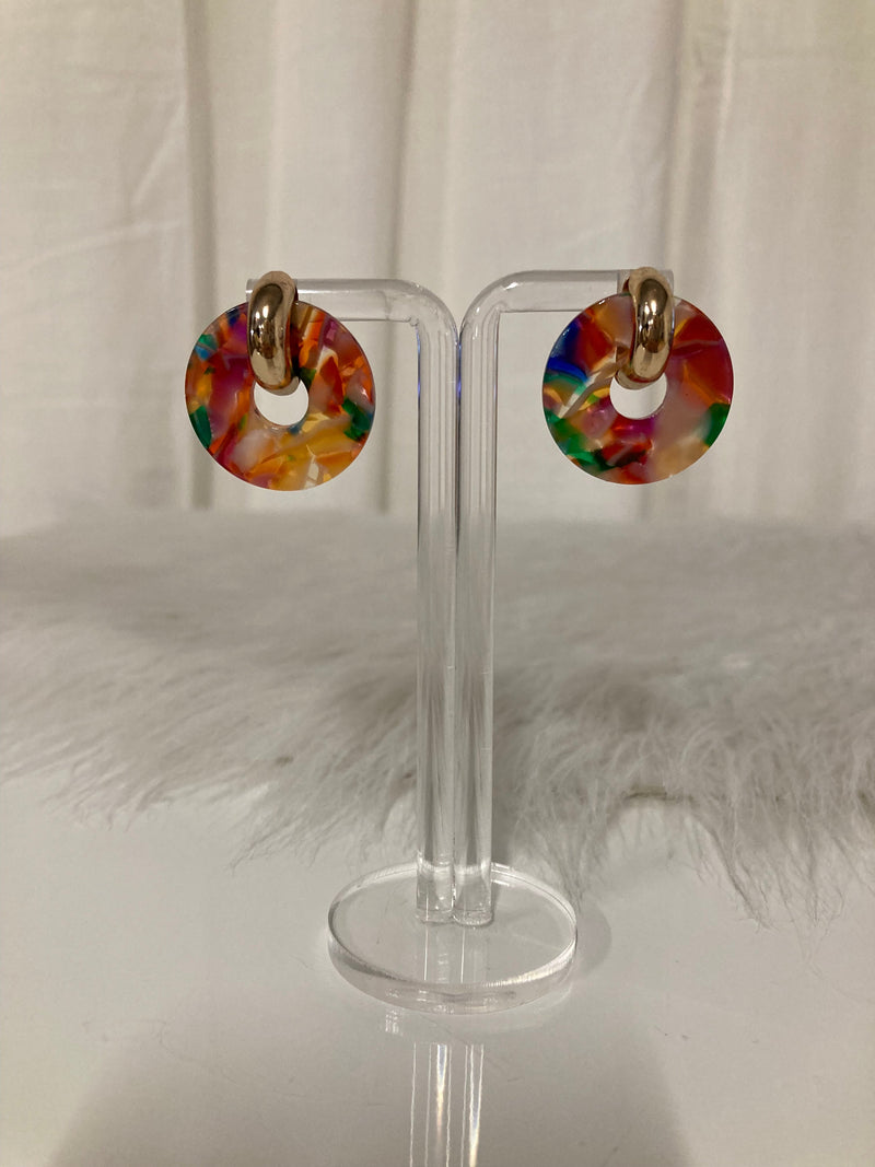 Boucles d'oreilles pendantes Carnival Glow – Résine multicolore et Or